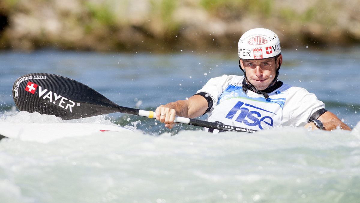 Raper, pasjonat historii i wciąż student prawa, ale przede wszystkim kajakarz górski. Dariusz Popiela z Nowego Sącza marzy o swoim drugim występie na igrzyskach olimpijskich. Sezon przedolimpijski rozpoczął wyśmienicie od wygrania krajowych kwalifikacji. W pokonaniu polu zostawił trzykrotnego medalistę mistrzostw świata Mateusza Polaczyka.