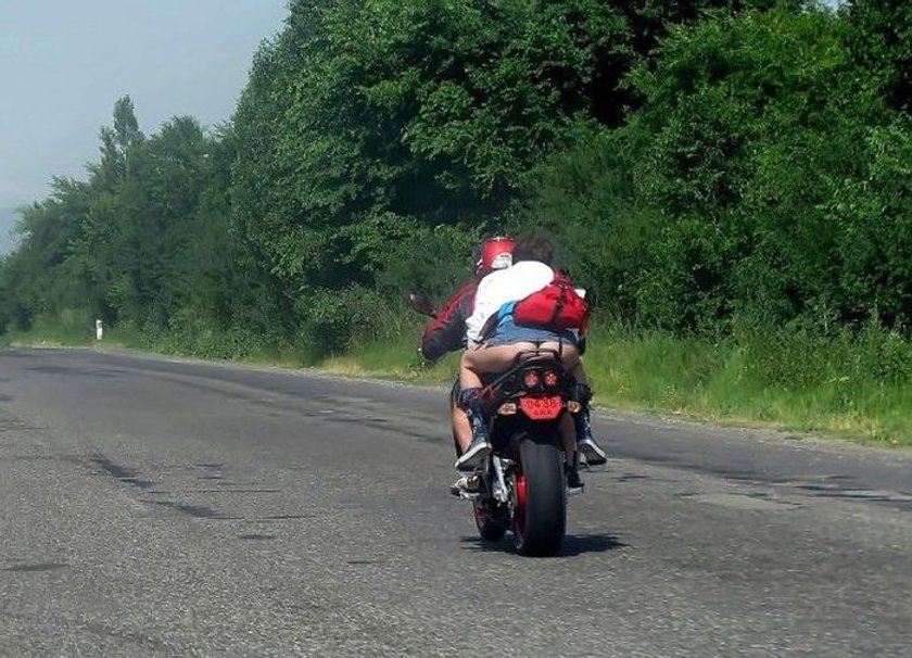 Goła pupa na motorze