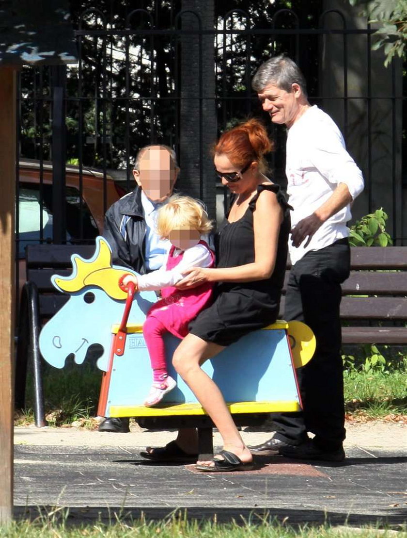 Henryk Gołębiewski z żoną i córką na placu zabaw. FOTO