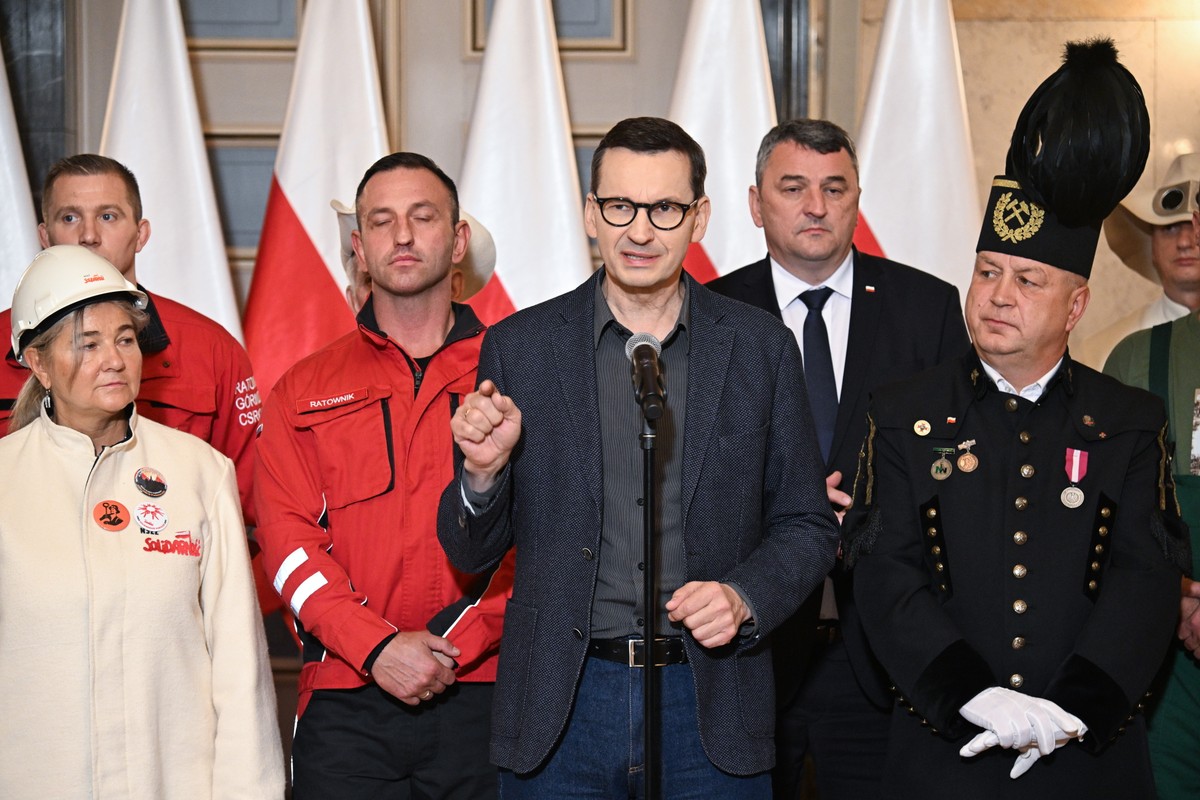 Premier Mateusz Morawiecki (C) podczas wizyty w Śląskim Urzędzie Wojewódzkim w Katowicach