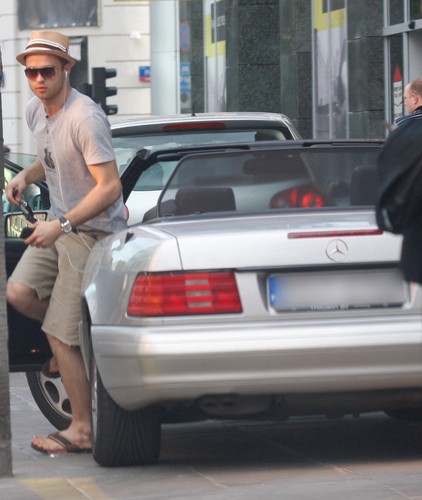 Maciek Zakościelny również ma kabrioleta. Mimo że jego mercedes nie jest najnowszym modelem, to i tak ma czym szpanować