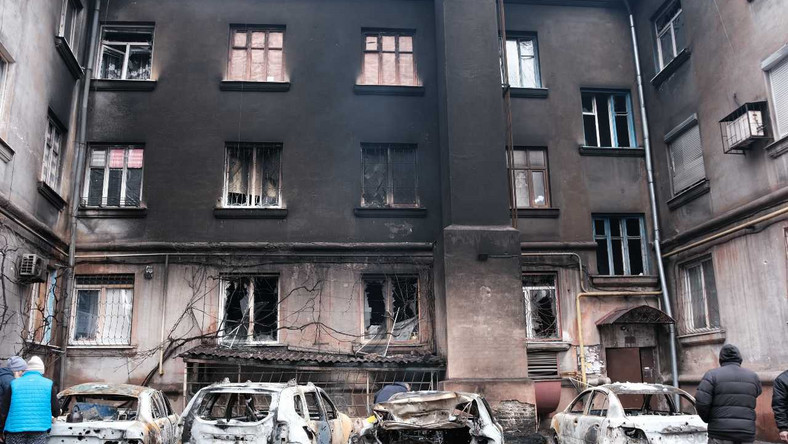 Zniszczony budynek mieszkalny w Mariupolu
