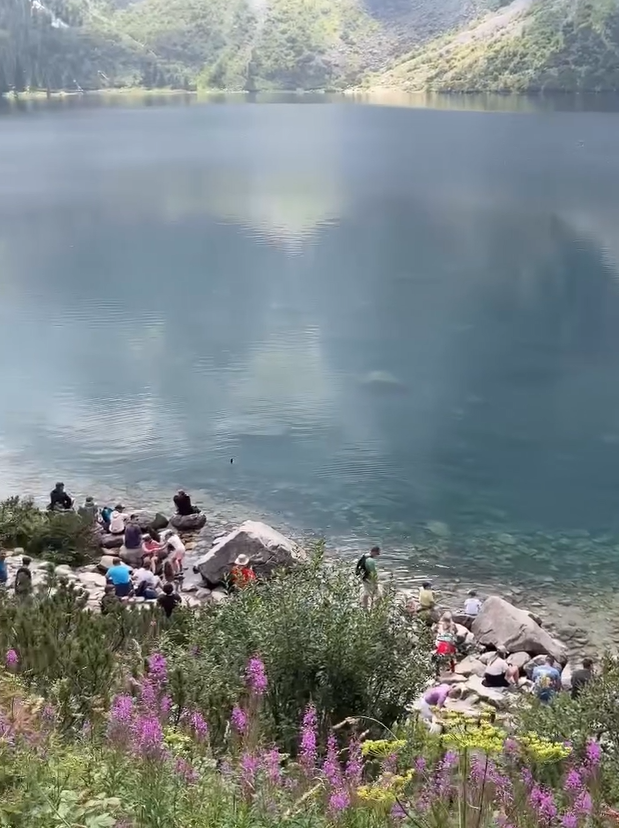 Turisti často čakajú aj niekoľko hodín na výstup.