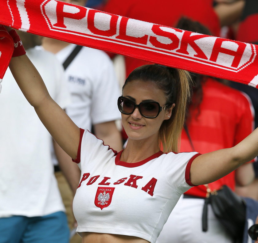 Piękne fanki na trybunach meczu Polska - Szwajcaria. GALERIA