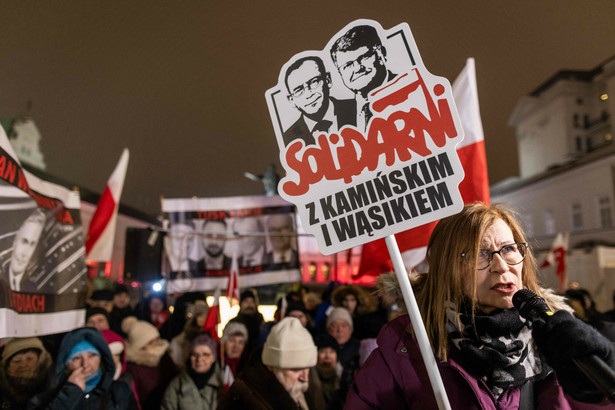 Protest sympatyków Mariusza Kamińskiego i Macieja Wąsika pod pałacem prezydenckim 10 stycznia