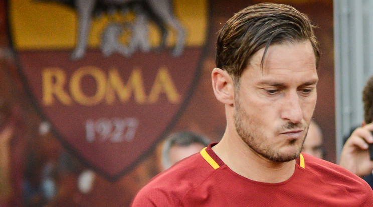 Elnöki díjat kapott Francesco Totti /Fotó: AFP