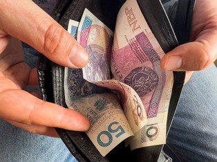 1 mln Polaków to za dużo w zasiłku pielęgnacyjnym 215,84 zł. Nie tylko w 2025 r. bez podwyżki