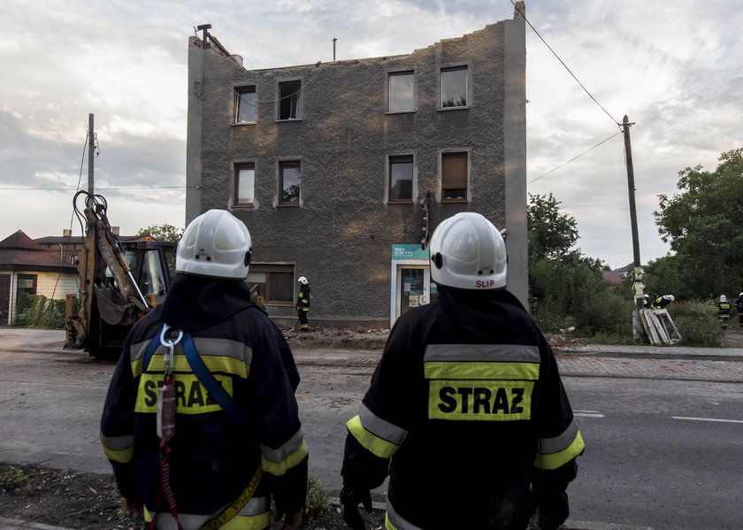 Rydułtowy, ul. Traugutta. Wichura zerwała dach kamienicy 