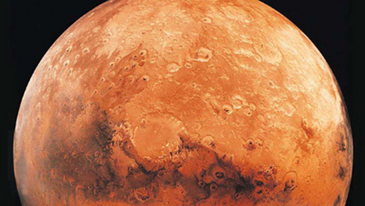 Na powierzchni Marsa płynęły dawniej rzeki. Jedna z nich, w pobliżu krateru Gale, miała niespełna metr głębokości i płynęła z prędkością 0,2-0,75 m na sek. Dowodów na jej obecność dostarczył łazik Curiosity. Opisano je w "Science".