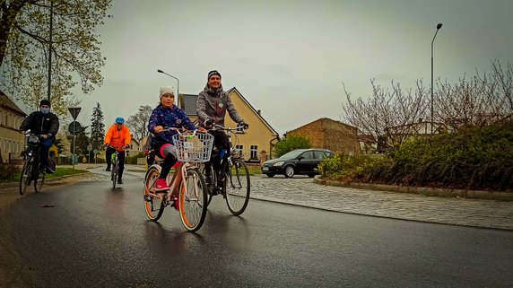 Wiosna w tym roku się do nas nie spieszy, dlatego turyści w Drawsku Pomorskim postanowili wyruszyć aby ją powitać. 2 maja zorganizowano dwa rajdy turystyczne: pieszy i rowerowy.