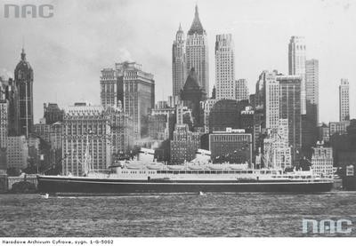 MS 'Batory' na tle nowojrskich darapaczy chmur