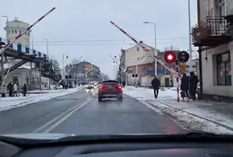 Wjechała na przejazd podczas podnoszenia szlabanów. Dostała 2 tys. zł mandatu 