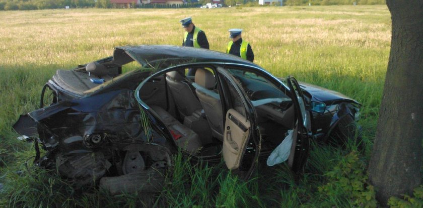 Pijani wracali z imprezy. Rozbili się na drzewie