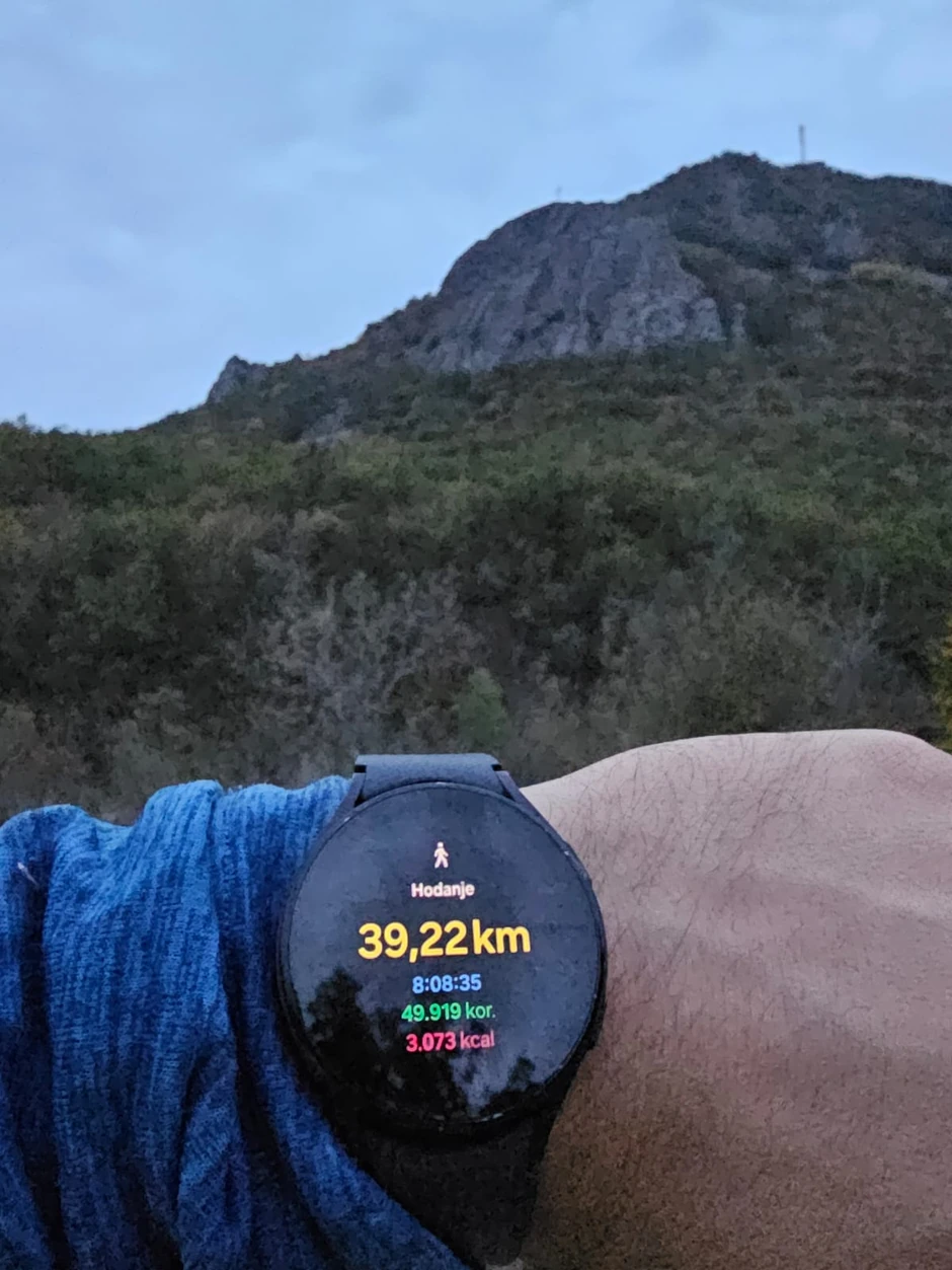 Policajci idu peške do Hilandara zbog dece leptira