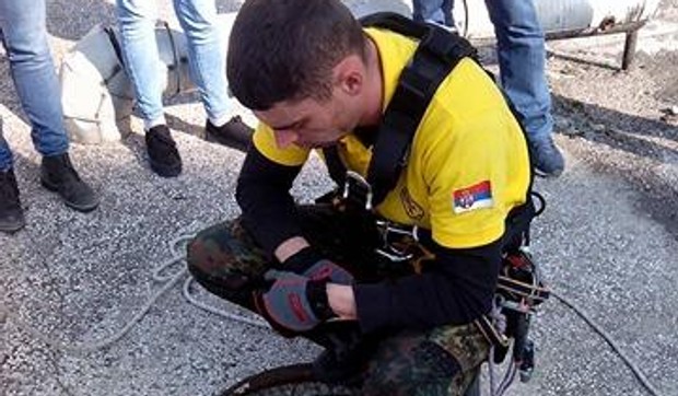 Nenad Stamenković na ulazu u šaht u koji je upala kuca, foto privatna arhiva