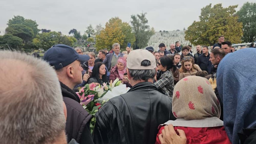 Dino Bešlić prima saučešće na groblju