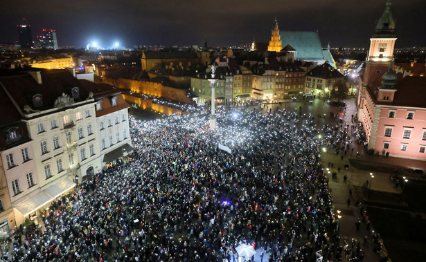 Protest pod hasłem "Ani jednej więcej" na placu Zamkowym w Warszawie