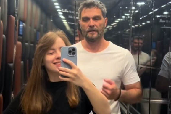 NAŠ GLUMAC (52) VERIO STUDENTKINJU Stariji od njenog oca, a sada joj pred svadbu priredio iznenađenje: Ona ostala u šoku i sve podelila (Foto)