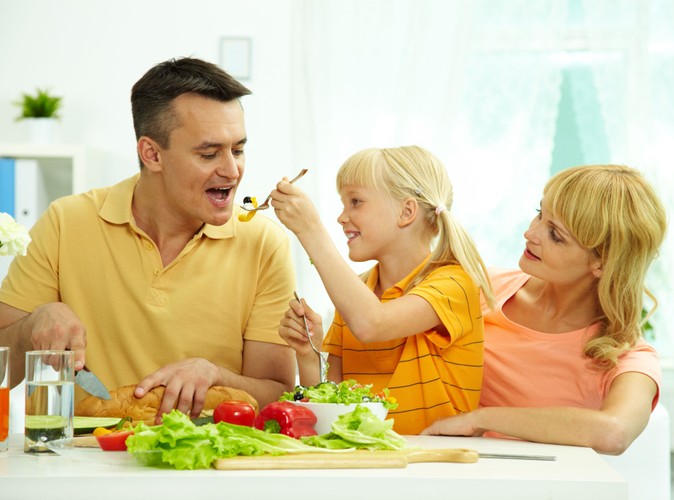 4. Jeśli chcesz zmienić nawyki żywieniowe swojej rodziny, przedyskutuj to z wszystkimi jej członkami