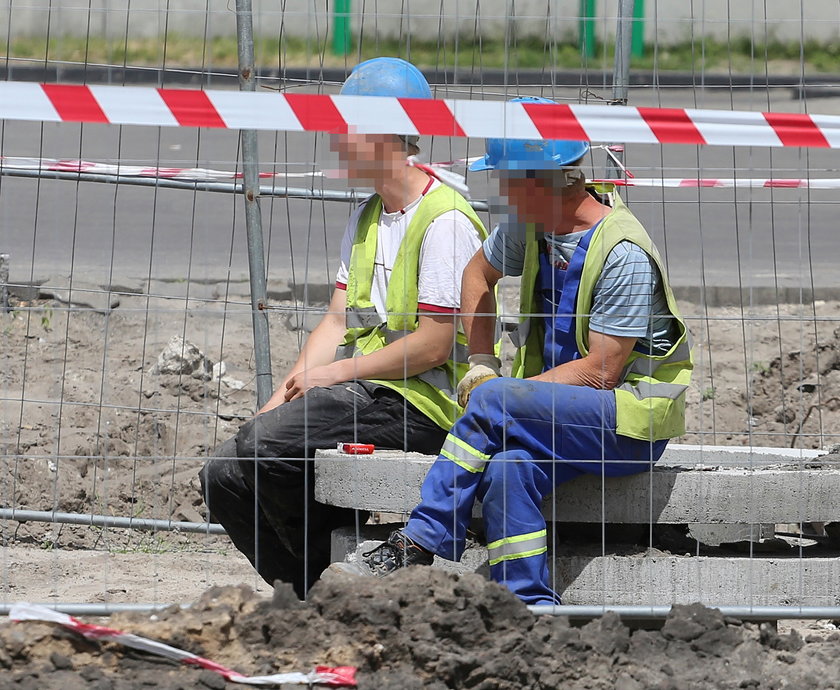 Drogowcy wolą napawać się słońcem niż pracować