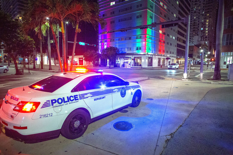 Kontrole policji w Miami, koronawirus na Florydzie