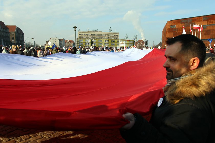 Danuta Wałęsa na manifestacji KOD: „Ten malutki co stoi z tyłu"