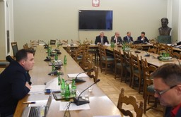 Senacka komisja przyjęła nowelę o KRS bez poprawek