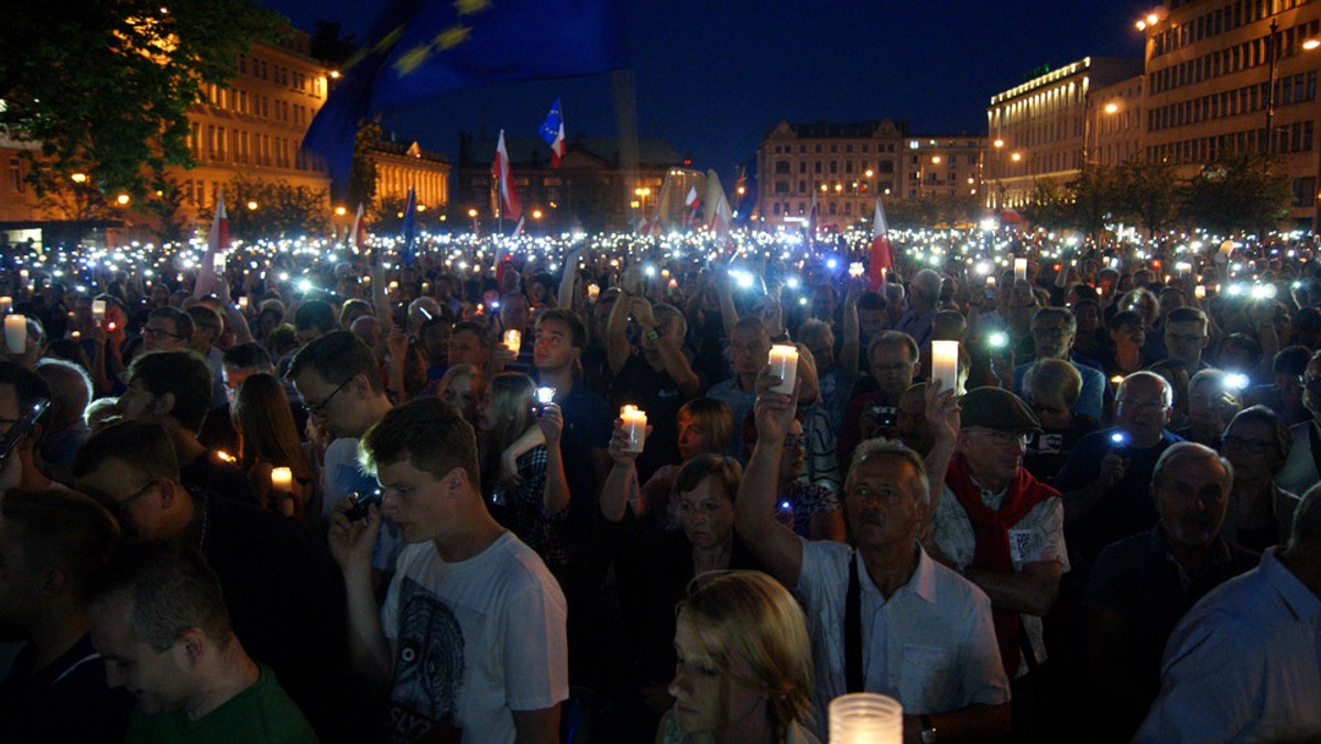 Dzisiaj odbędzie się kolejny Łańcuch Światła w stolicy Wielkopolski. Społeczna akcja jest odpowiedzią na reformę sądownictwa rządu PiS. Poznaniacy już ponad dziesięć razy wychodzili na ulicę, aby sprzeciwić się zmianom w ustawach o sądach powszechnych, KRS oraz Sądzie Najwyższym. Dzisiaj spotkają się na Starym Rynku, aby, jak mówią, bronić prawa obywateli do wolnych wyborów i niepolitycznych sądów.