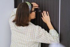 Kontrola zwolnień lekarskich. Czy kontroler może zapukać do drzwi w dzień wolny od pracy? ZUS wyjaśnia