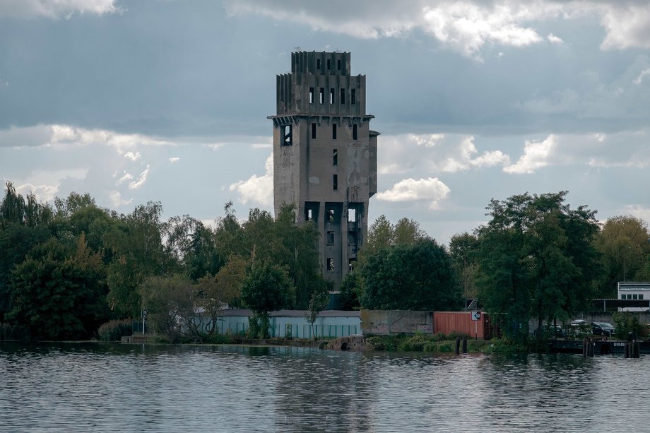 Poza kompleksem wytwórni alkoholu i drożdży "Szczecińską Wenecją" tworzą też inne budynki