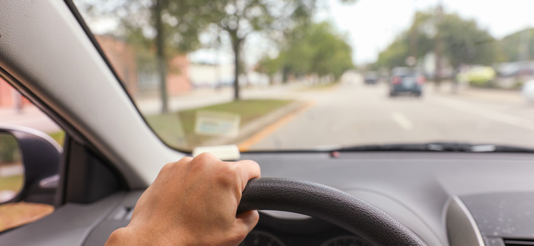 Ośmiolatek jechał pod prąd. Za kierownicą posadziła go pijana matka