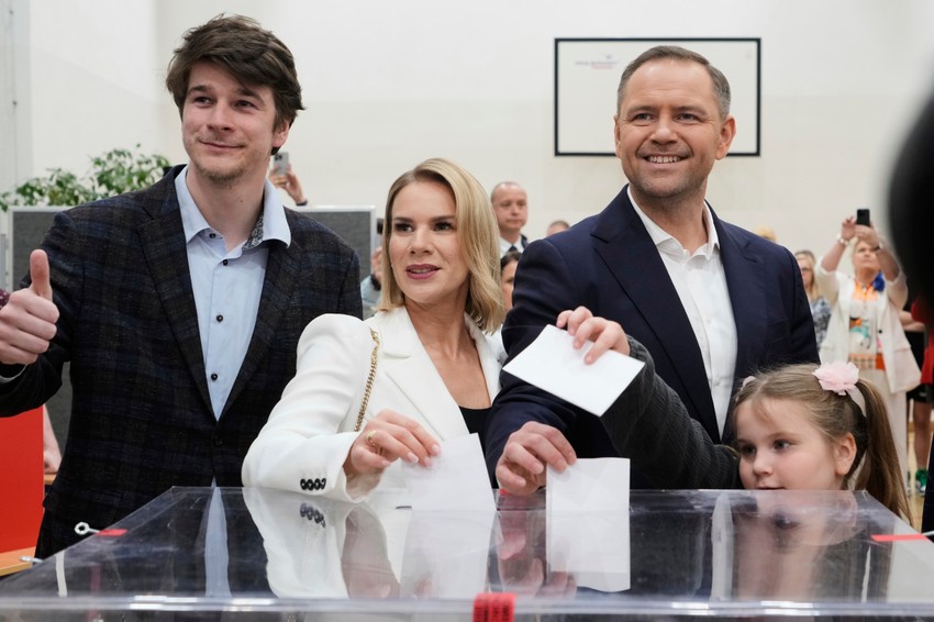 Karol Navrocki na glasanju sa porodicom u Varšavi 1. juna