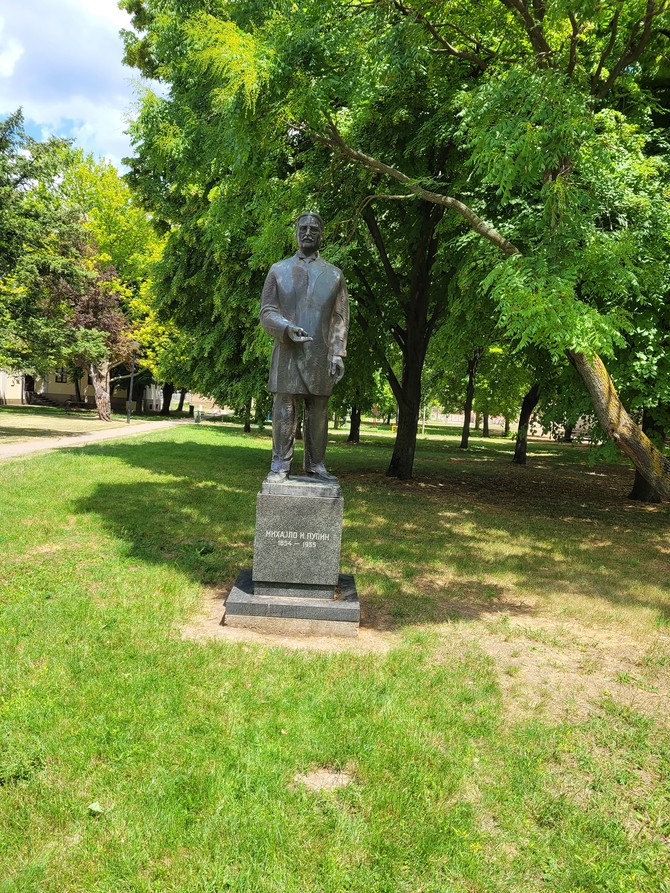 Spomenik MIhajlu Pupinu u njegovom rodnom Idvoru