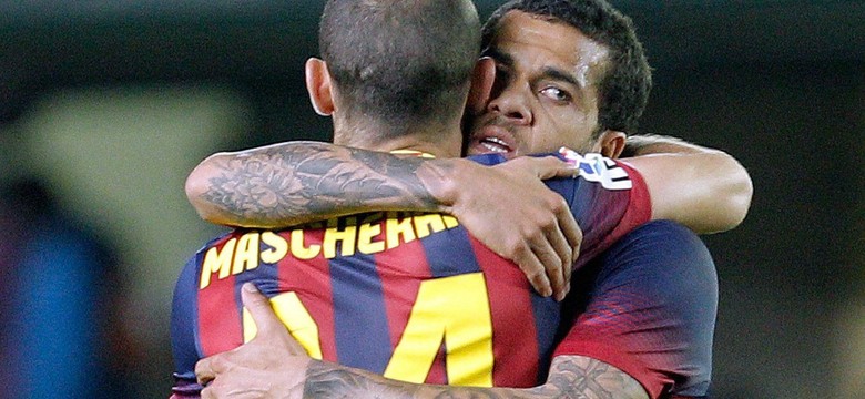 Piłkarz Barcelony zakpił z rasistów. Dani Alves zjadł banana. WIDEO