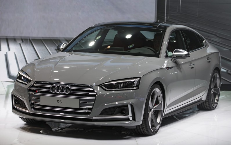 W obliczu skandali związanych z manipulacjami wynikami emisji spalin w silnikach Diesla coraz więcej firm decyduje się na wprowadzenie do swojej oferty pojazdów z alternatywnymi napędami, które będą przyjazne dla środowiska - chodzi tu głównie o samochody elektryczne, hybrydowe i wodorowe. Ma to duże znaczenie w obliczu deklaracji wielu państw i zaostrzeniu w najbliższej przyszłości prawa, aby ograniczyć poziom emisji spalin.
<br><br>
Na zdjęciu: France Paris Motor Show - Audi S5