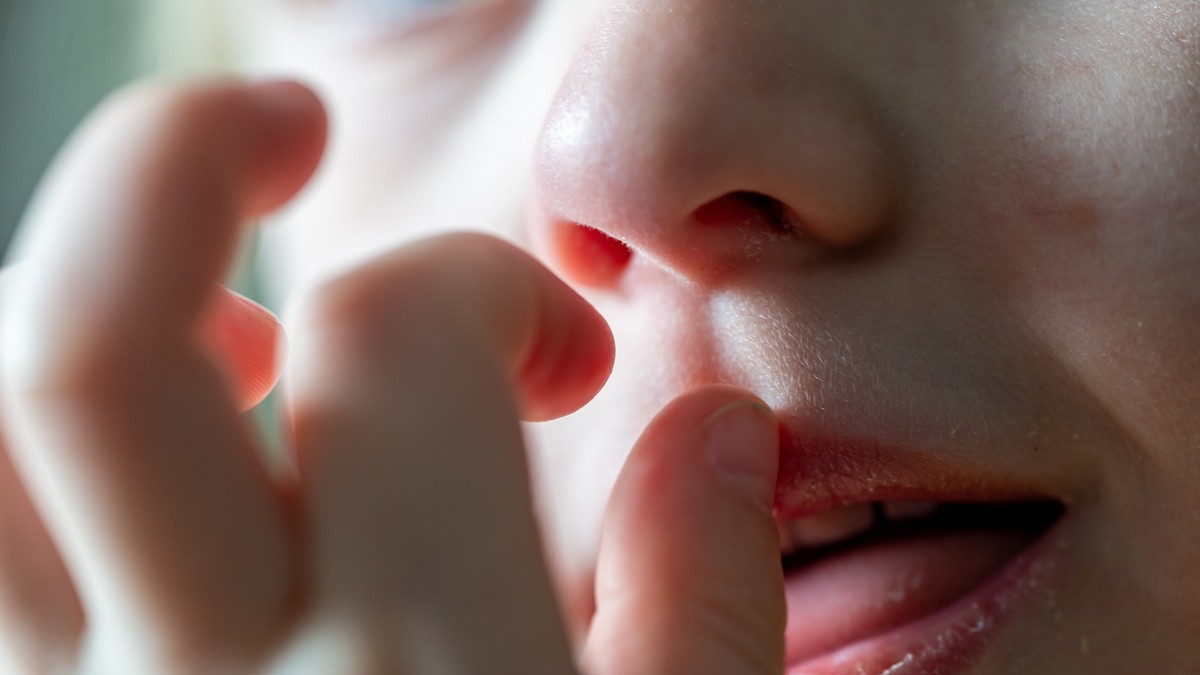 Gutanje  sluzi iz nosa nije štetno, ali se ne preporučuje