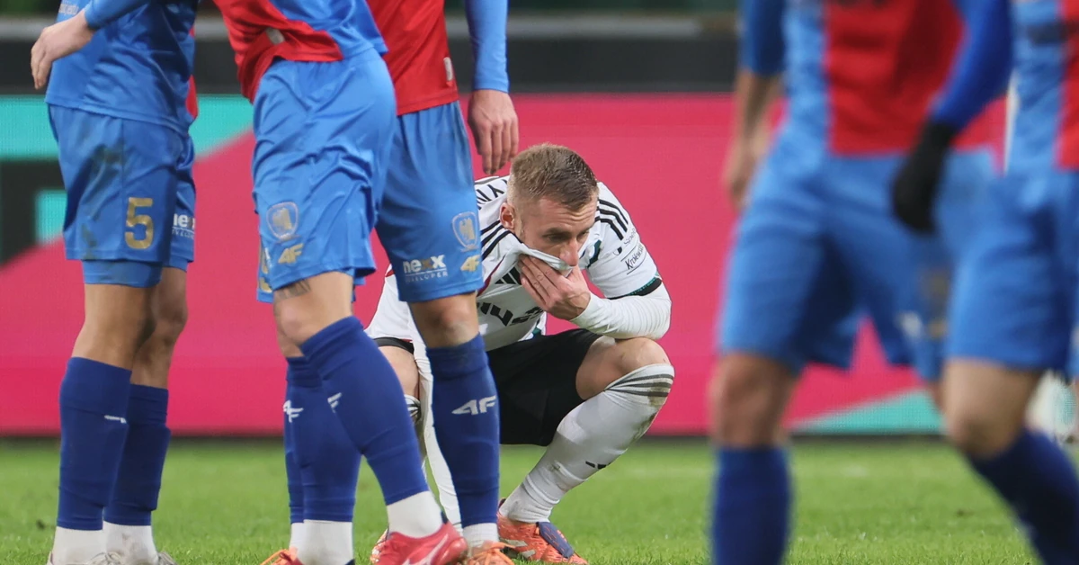 Beniaminek zimę spędzi na fotelu lidera Ekstraklasy. Papszun będzie ratował Legię przed spadkiem