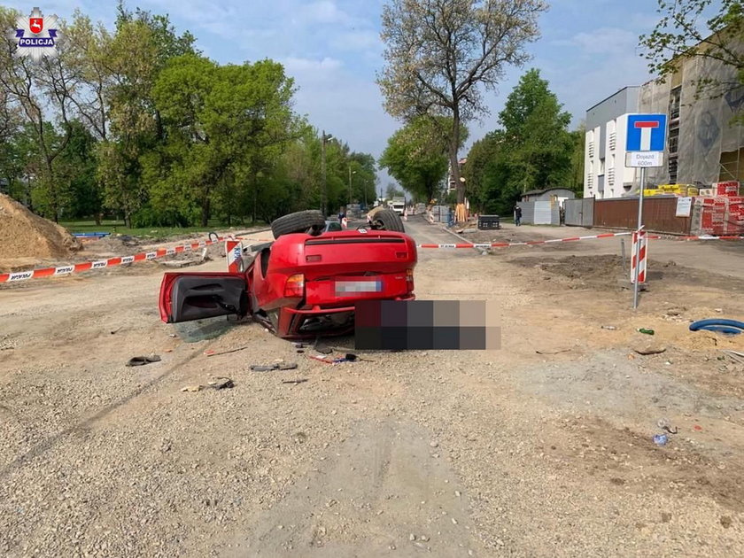Tragiczny wypadek w Lublinie. Auto zatrzymało się na dachu