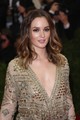 Leighton Meester nem gondolta túl a hajat és a sminket, de nekünk bejön!