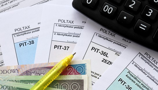 Skarbówka sama rozliczy twój PIT, ale możesz na tym stracić pieniądze. Co sprawdzić, zanim go zaakceptujesz?