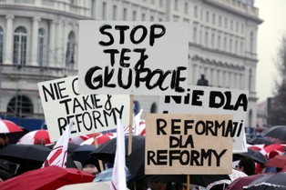 "Nie dla chaosu w szkole". 50 tys. osób protestuje przeciw reformie edukacji