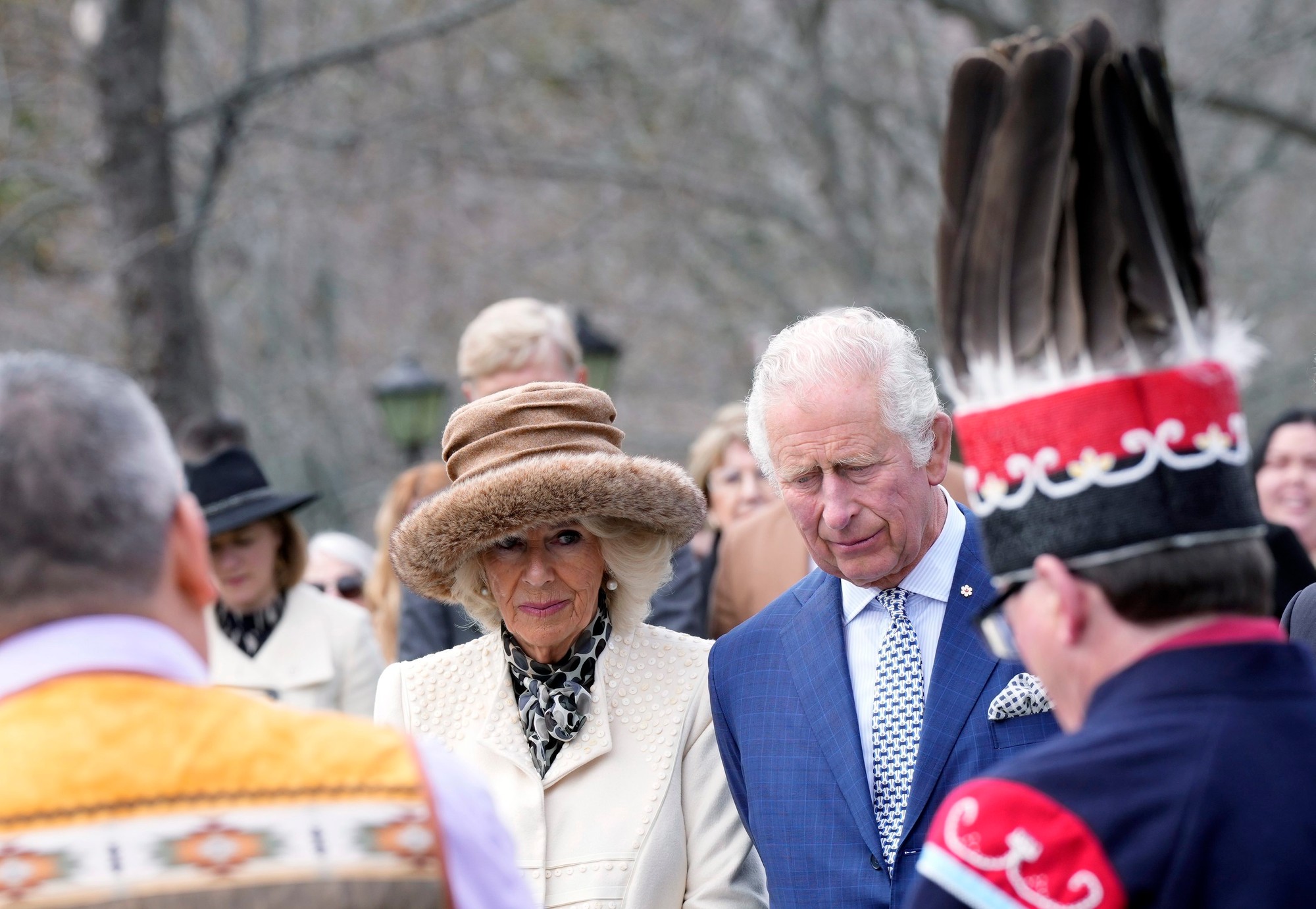 Charles a Camilla počas ceremoniálu na začiatku trojdňového kanadského turné 17. mája 2022.