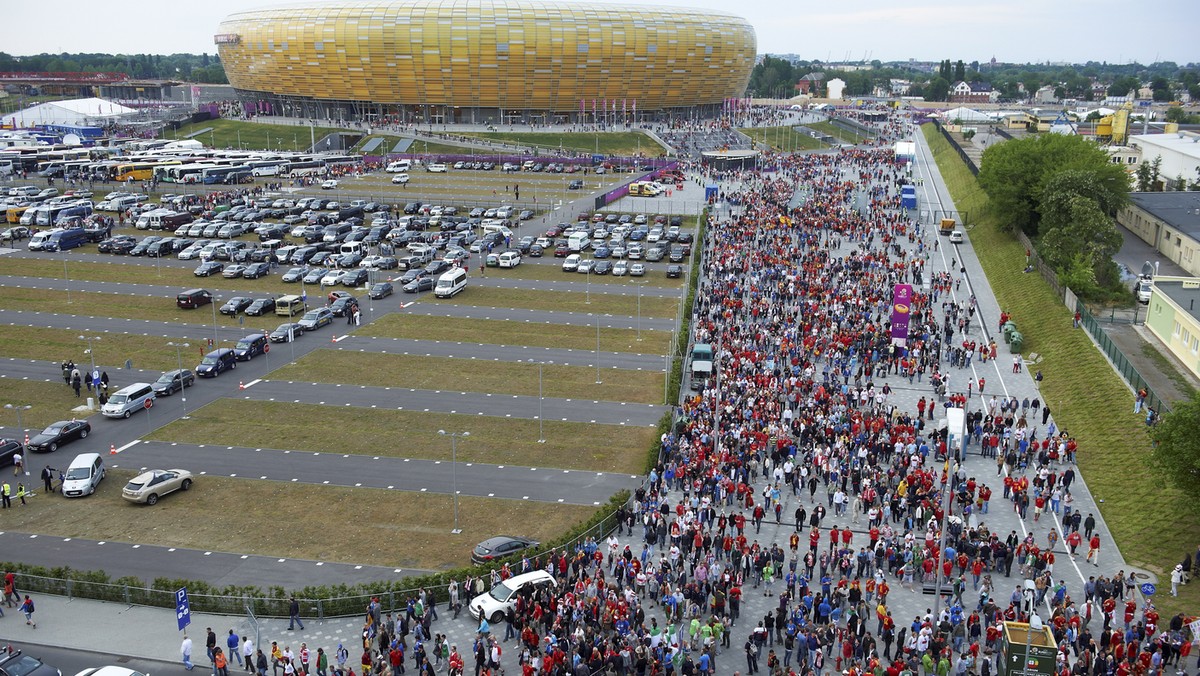 Gdański sztab nadzorujący mecze UEFA Euro 2012 w Gdańsku, nauczony doświadczeniami po rozgrywce Hiszpania - Włochy, postanowił wprowadzić kilka istotnych zmian w organizacji ruchu w okolicach stadionu. Nastąpi także relokacja wolontariuszy - przy stadionie staną "mobilni wolontariusze". Pod stadionem będzie więcej przenośnych toalet. Uruchomiona zostanie dodatkowa linia autobusowa dla podróżujących z Gdyni i Sopotu.