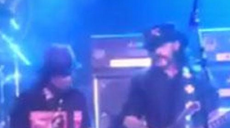 Lemmy újra levonult koncert közben a színpadról! - Videó!