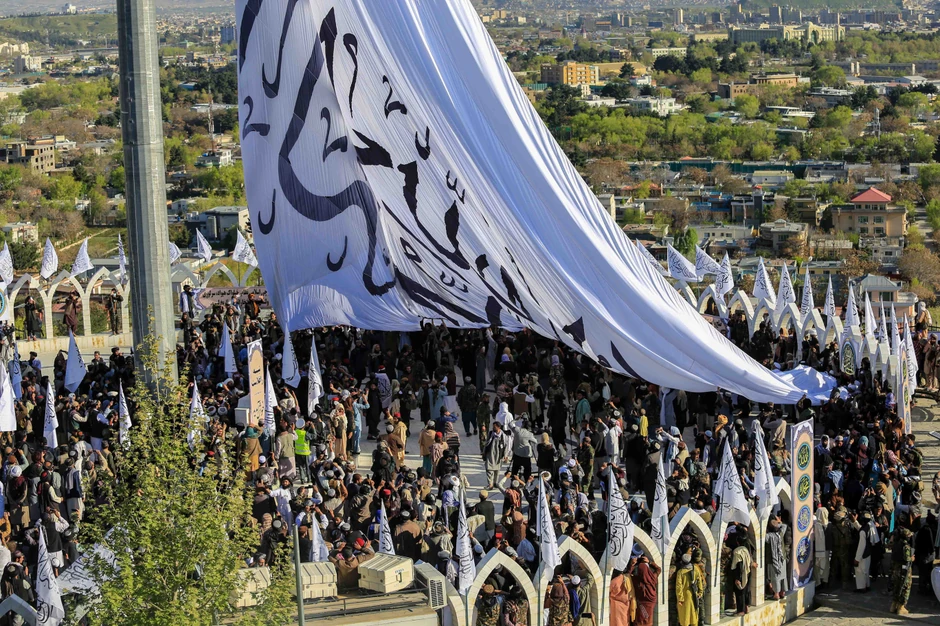 Talibani dižu najveću zastavu i amblem Islamskog Emirata Avganistan u Kabulu 31. marta