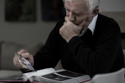 Po zmarłym emerycie wdowa może otrzymać rentę rodzinną - nie emeryturę