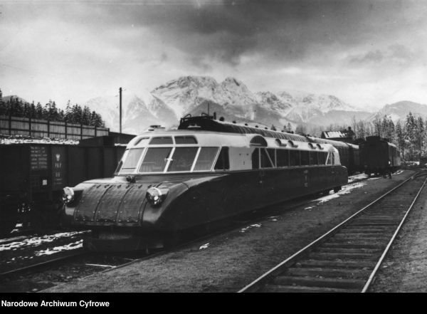 Torpeda podhalańska" na dworcu kolejowym w Zakopanem. W tle widoczny Giewont, 1936 rok, sygnatura 3/1/0/8/2970 (Narodowe Archiwum Cyfrowe, domena publiczna)