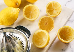 Ovaj jednostavan kuhinjski trik sa limunom čini sudove besprekorno čistim bez hemije