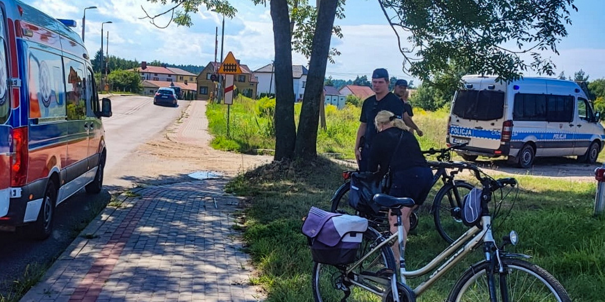 Leżała na trawniku. Obok przewrócony rower. Dramat w Hajnówce.