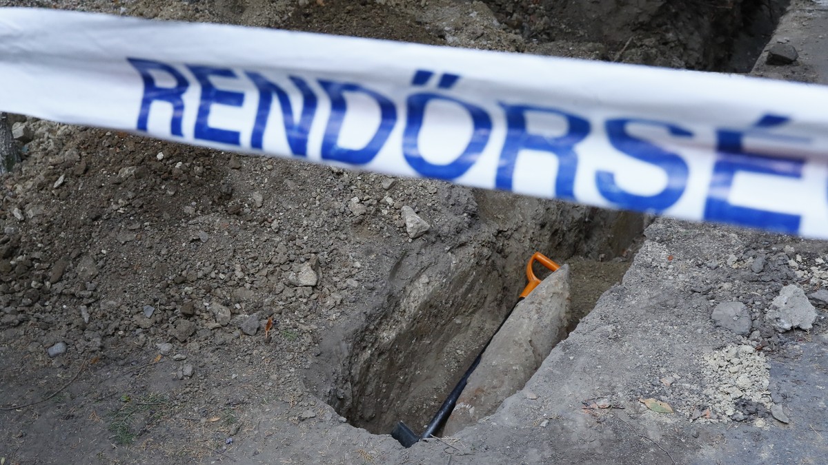Bombát találtak a siófoki Tescónál